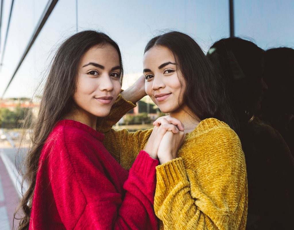 Zwei Frauen halten sich an den Händen