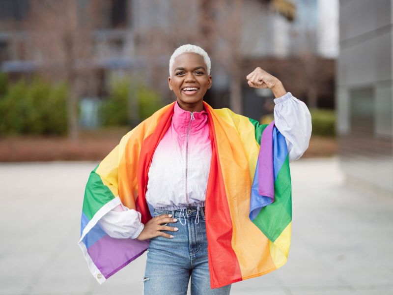 Frau mit LGBTQ-Flagge