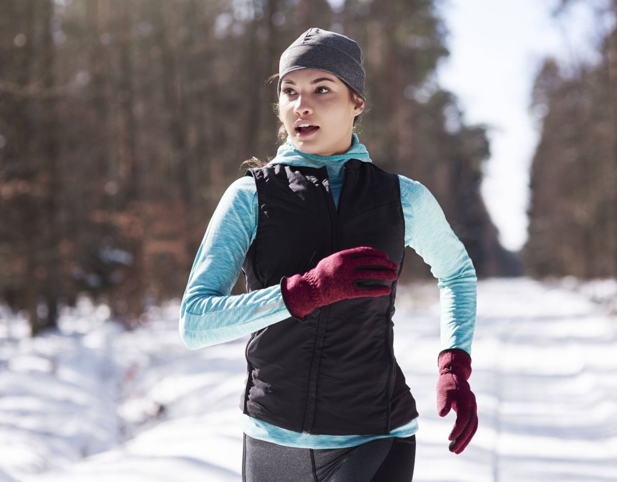 Frau joggt durch Schnee