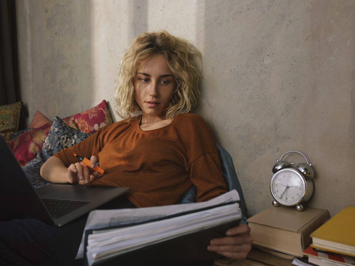 Bachelorarbeit Zeitplan lernen Frau Bett Wecker Hefte