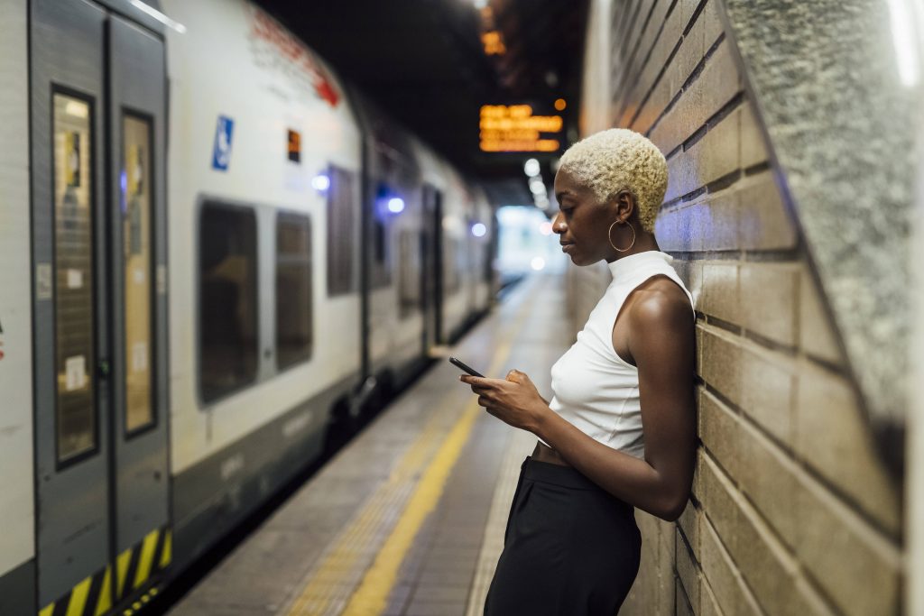 Frau wartet an U-Bahn