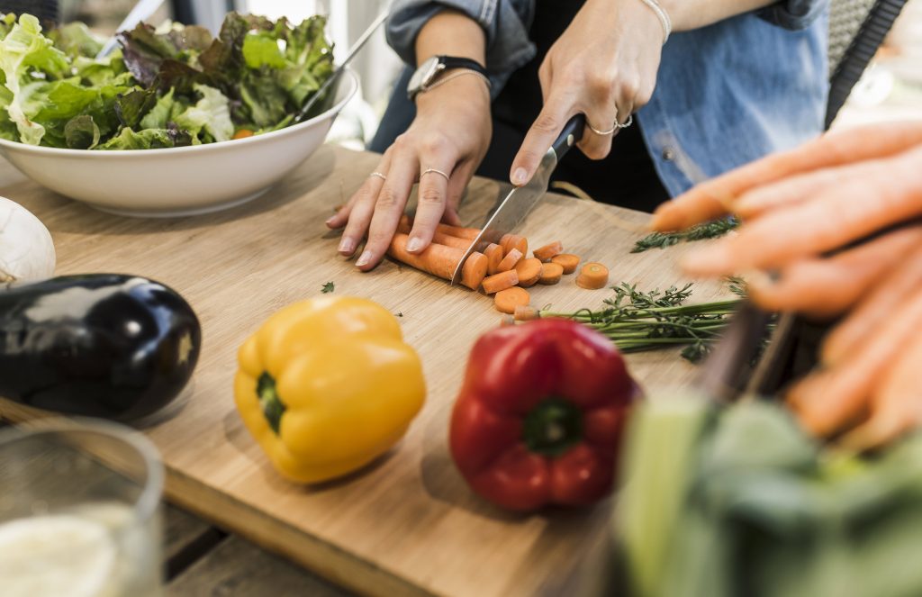 Gemüse wird geschnitten gesundes Fast-Food