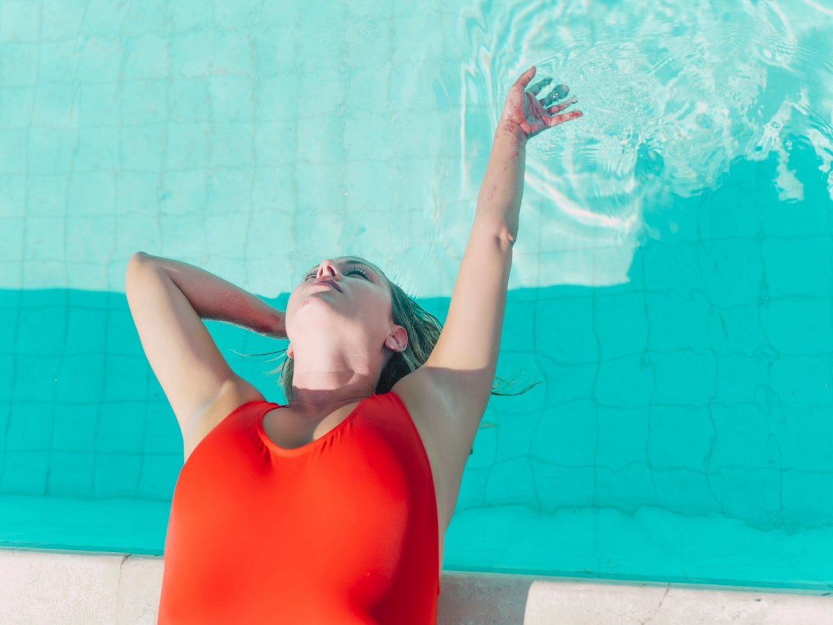 Frau mit rotem Bikini am Pool