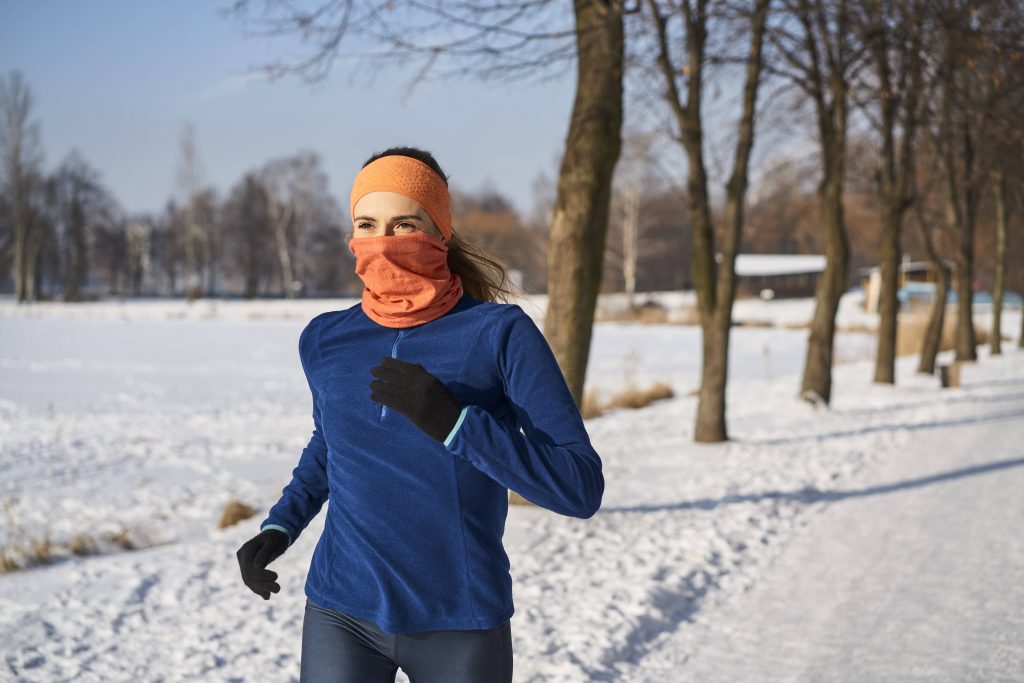 Frau joggt im Winter