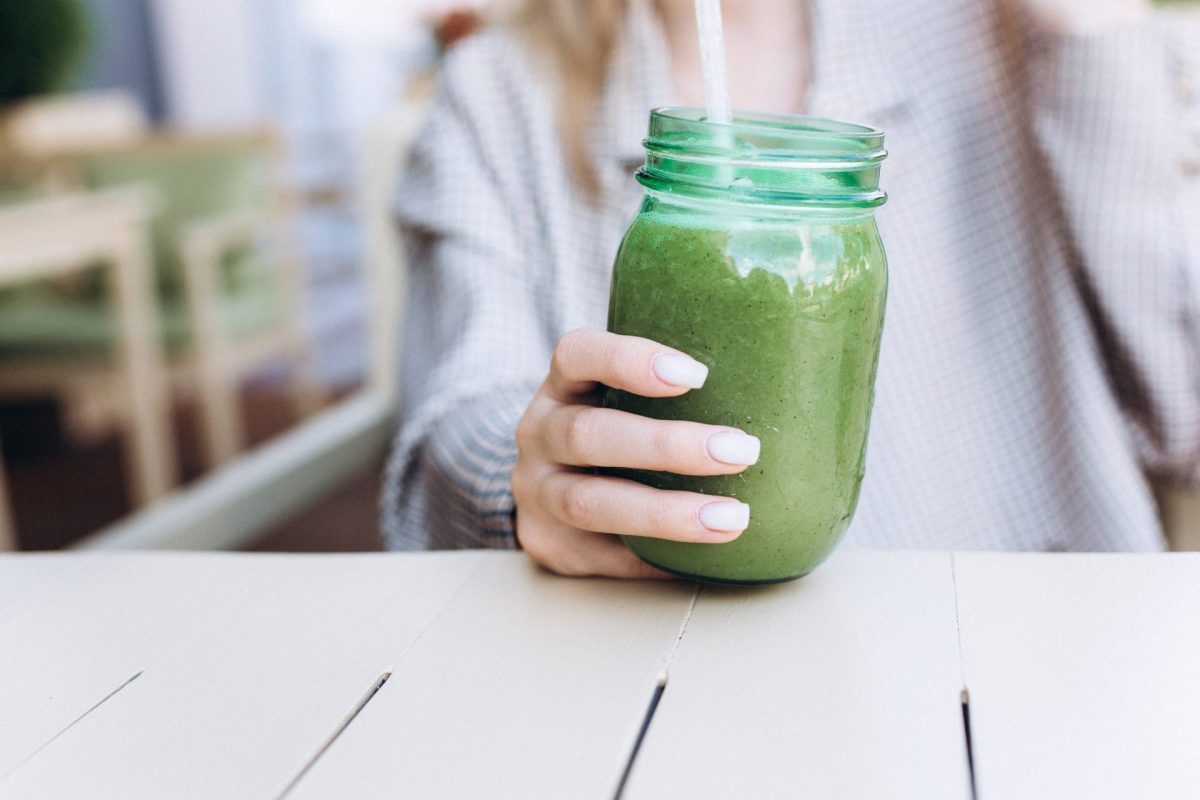 Frau grüner Smoothie