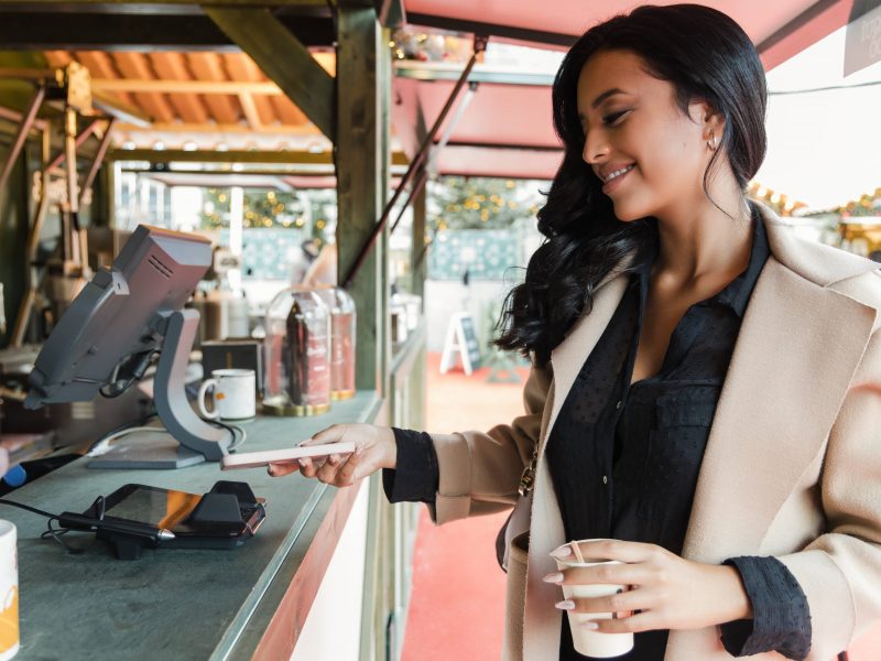 frau kaffee bezahlen kreditkarte handy smartphonebusiness