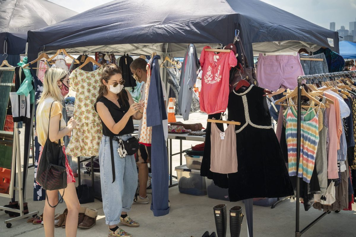 flohmarkt frau shopping