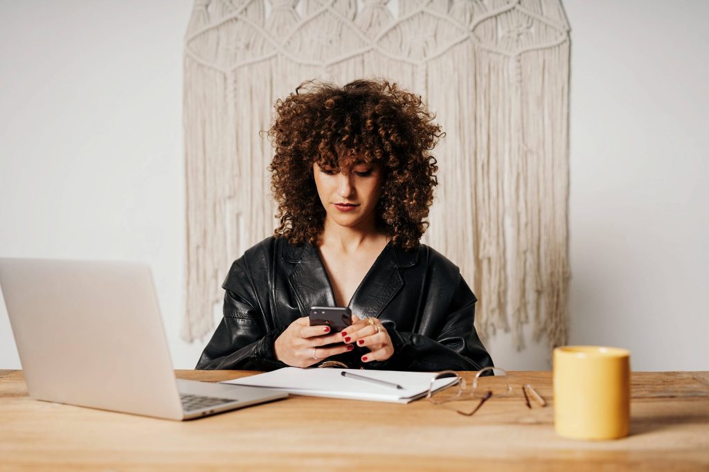 frau locken business arbeit handy