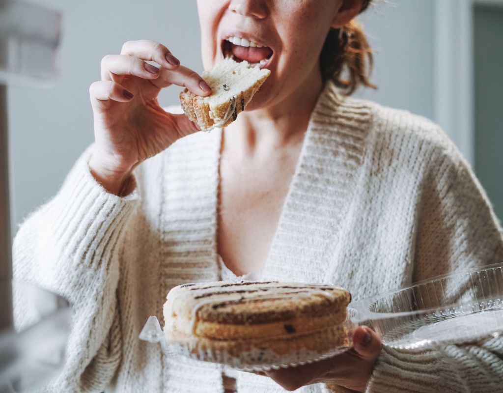 frau kuchen süß lecker essen nachtisch