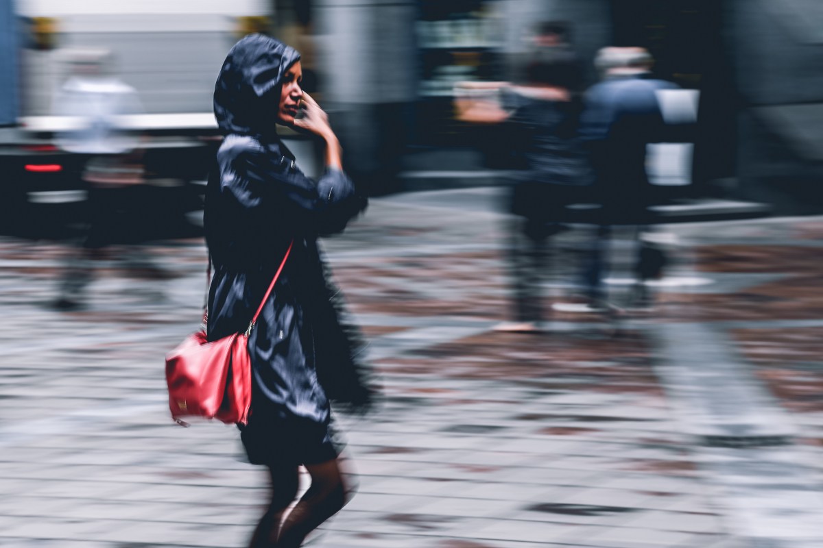 frau im regen sturm