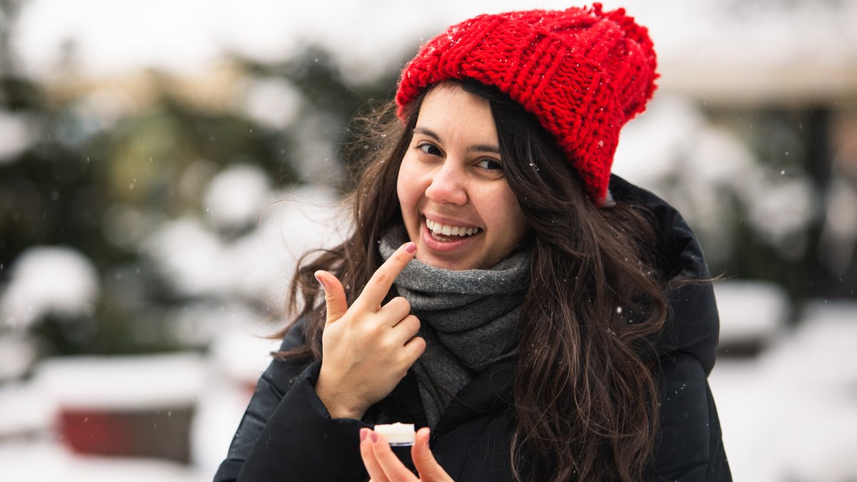 Lippenpflege ist besonders in den kalten Wintermonaten wichtig.. © Vera Petrunina/Shutterstock.com