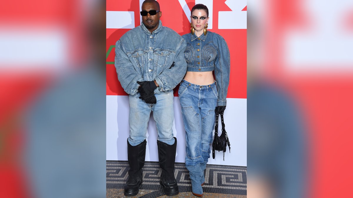 Fashion Week in Paris: Das heutige Ex-Paar Kanye West und Julia Fox kam im Partner-Look.. © getty/Stephane Cardinale - Corbis / Corbis via Getty Images