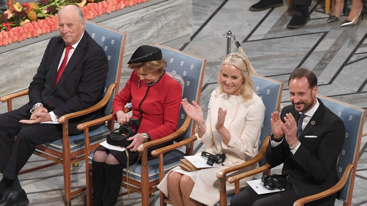 Das Königspaar Harald und Sonja (l.) mit dem Kronprinzenpaar Mette-Marit und Haakon bei der Friedensnobelpreis-Verleihung im Jahr 2019 in Oslo.. © imago/Matrix