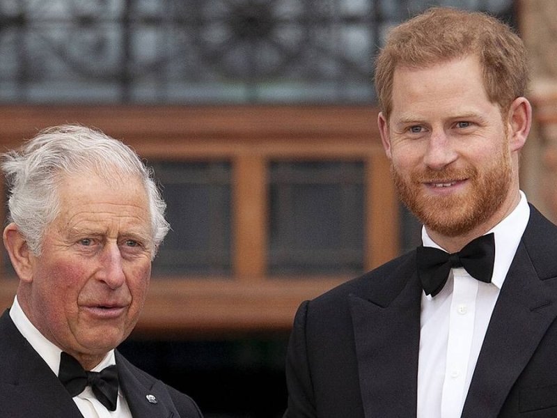 Prinz Charles und Prinz Harry bei einem Auftritt in London 2019.. © imago/ZUMA Press