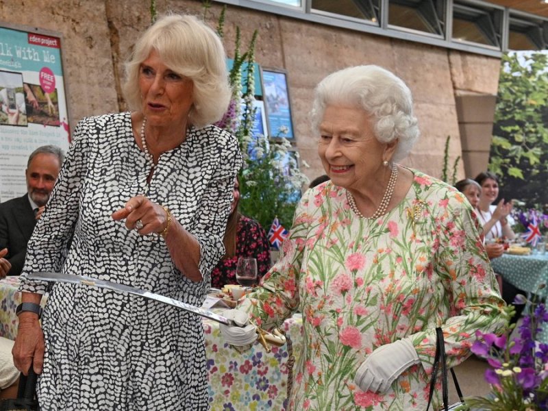 Die Queen (re.) hat Herzogin Camilla zum Mitglied des Hosenbandordens gemacht.. © imago/i Images