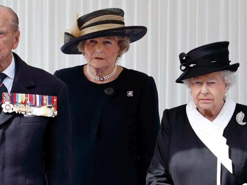 Queen Elizabeth II. (r.) trauert um Lady Farnham - hier sind sie gemeinsam mit Prinz Philip bei einer Veranstaltung im Jahr 2015 zu sehen.. © getty/Max Mumby/Indigo/Getty Images