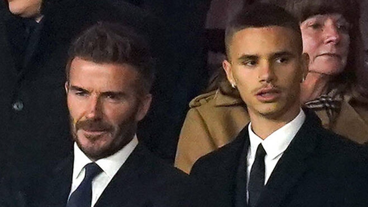 David und Romeo Beckham bei einem Fußballspiel Anfang Dezember 2021.. © imago images/PA Images