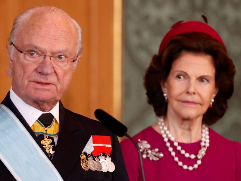 König Carl Gustaf und Königin Silvia haben sich in häusliche Isolation begeben.. © imago/Agencia EFE
