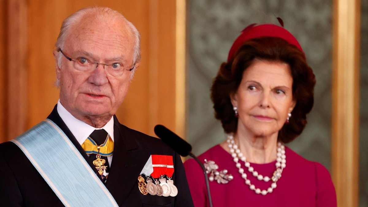 König Carl Gustaf und Königin Silvia haben sich in häusliche Isolation begeben.. © imago/Agencia EFE