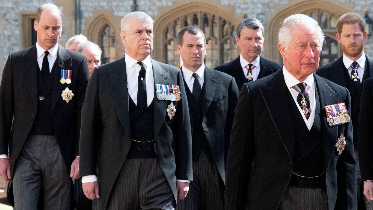 Prinz Charles (r.) hilft Andrew (2. v.r.) aus.. © imago images/i Images