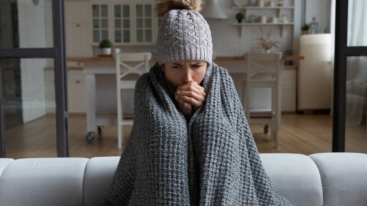 Mehr Kleidung im Zwiebellook hält den Körper im Winter warm.. © fizkes/Shutterstock.com