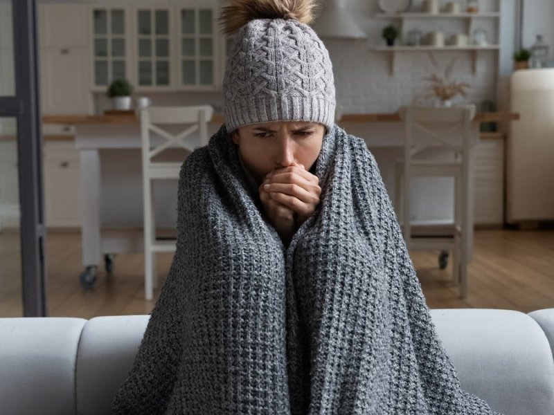 Mehr Kleidung im Zwiebellook hält den Körper im Winter warm.. © fizkes/Shutterstock.com