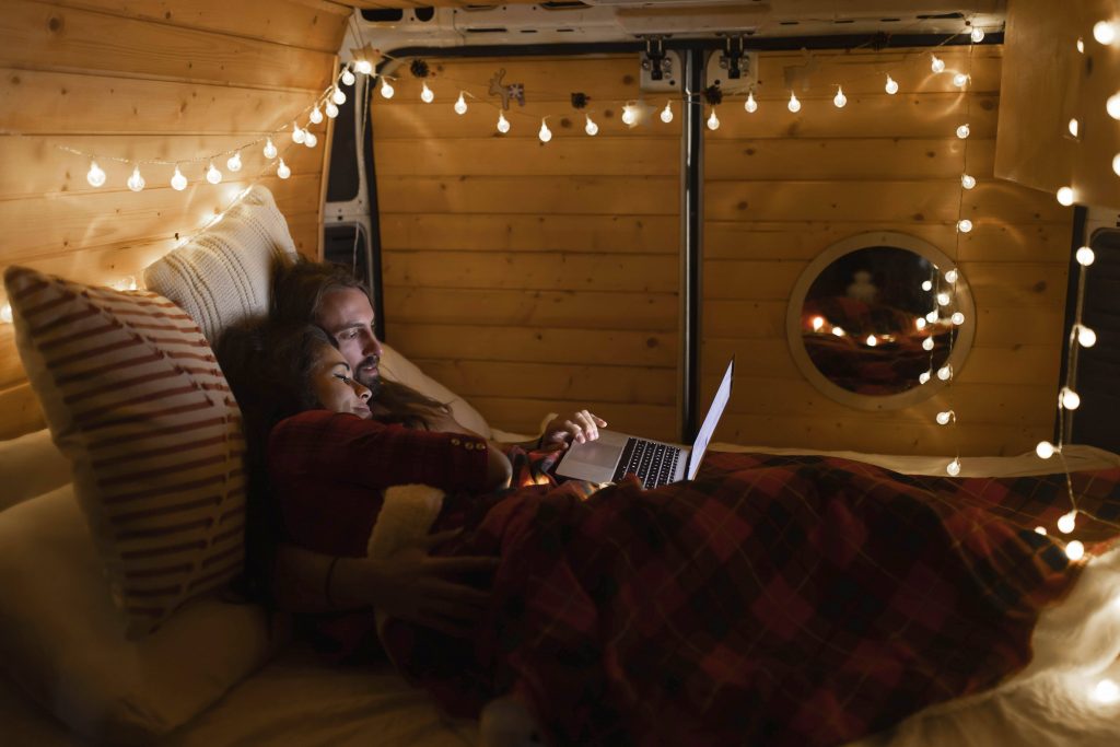 Pärchen liegt in einer Hütte auf dem Bett