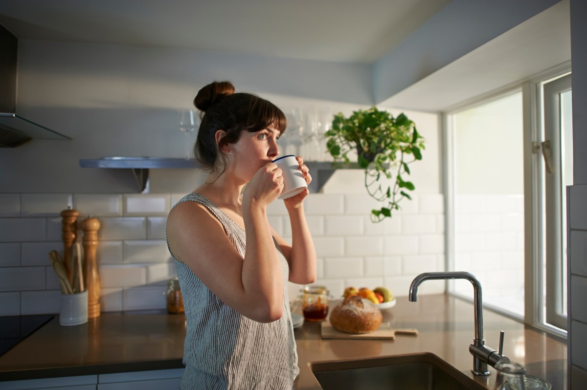 Frau trinkt Kaffee