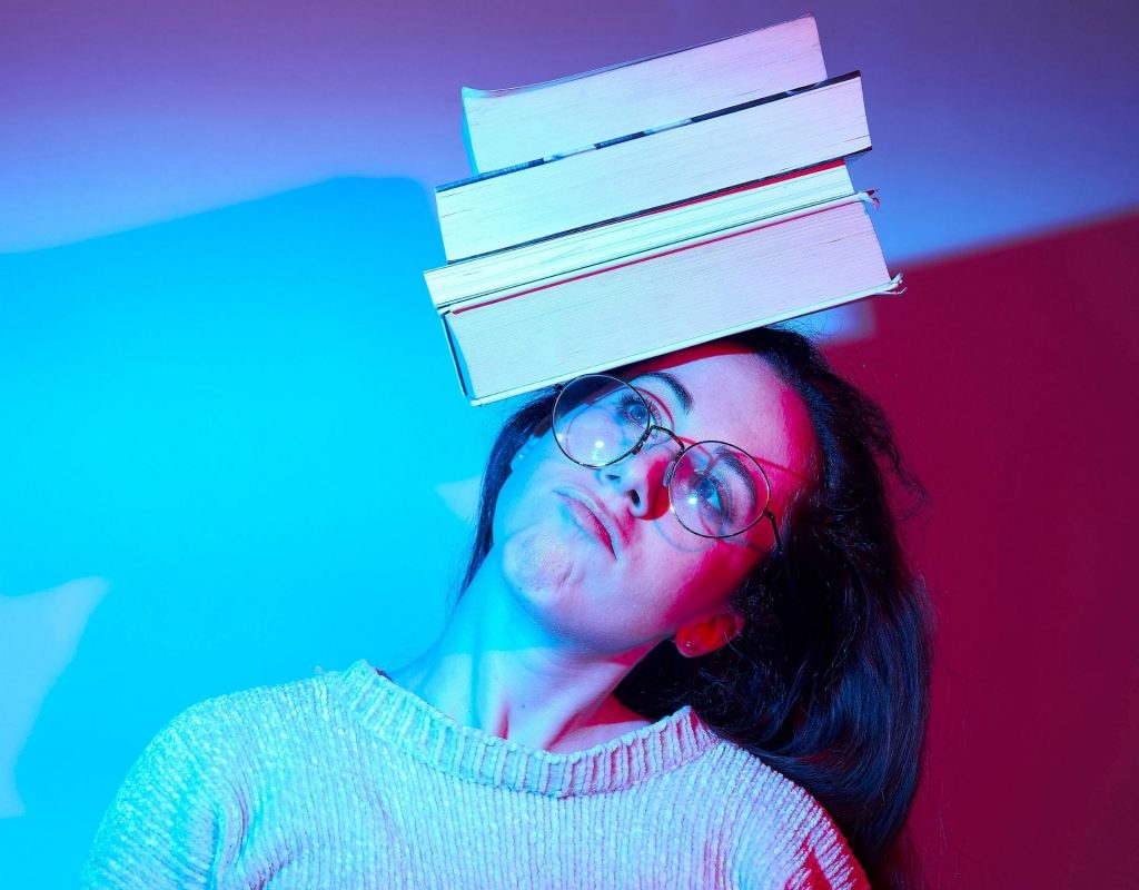 Frau mit Büchern auf dem Kopf