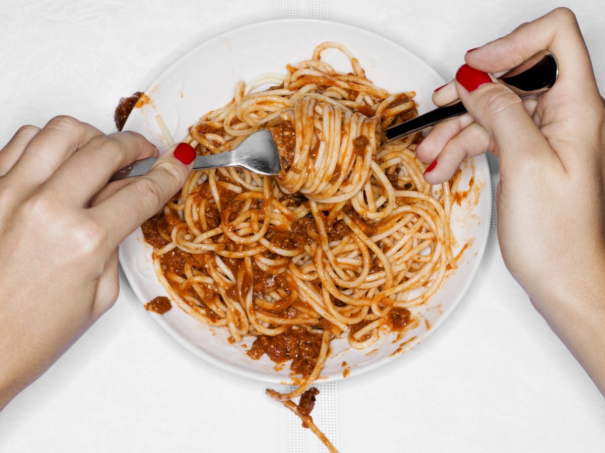 nudeln frau spaghetti teller lecker