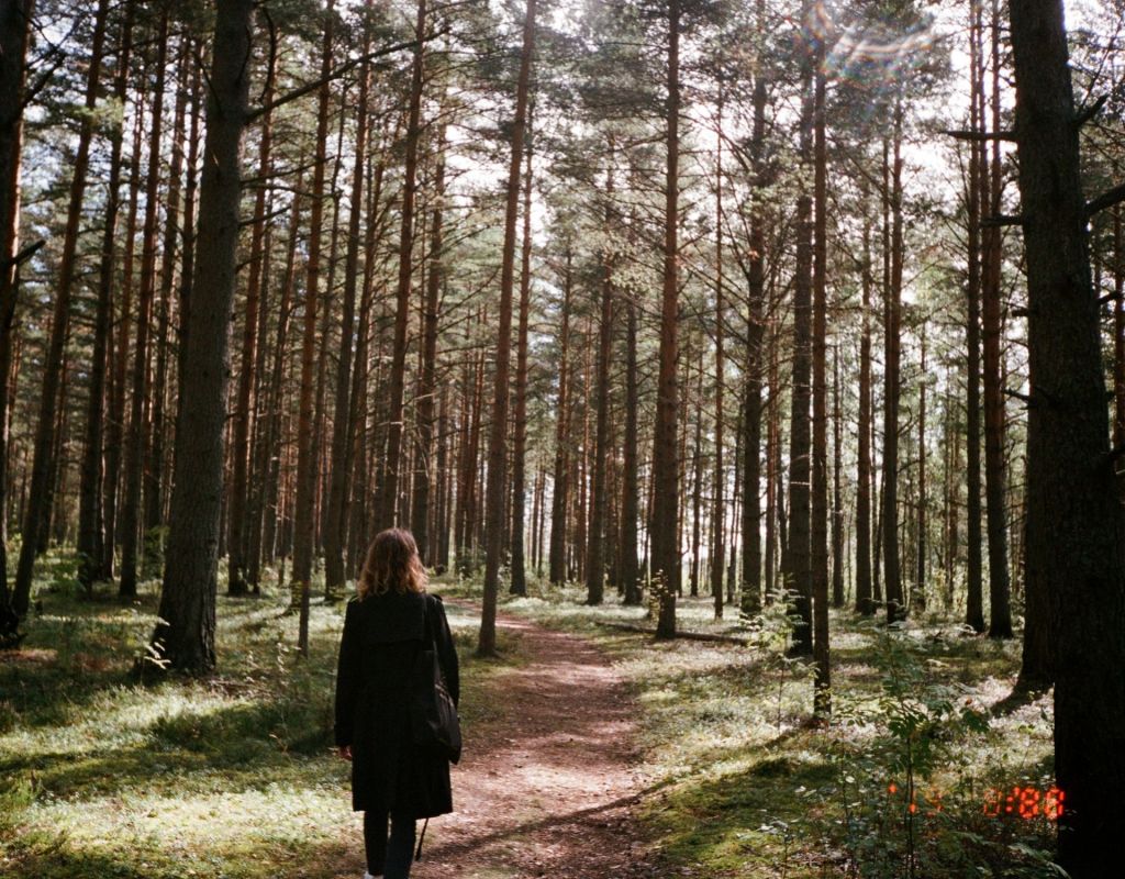 Frau spaziert im Wald
