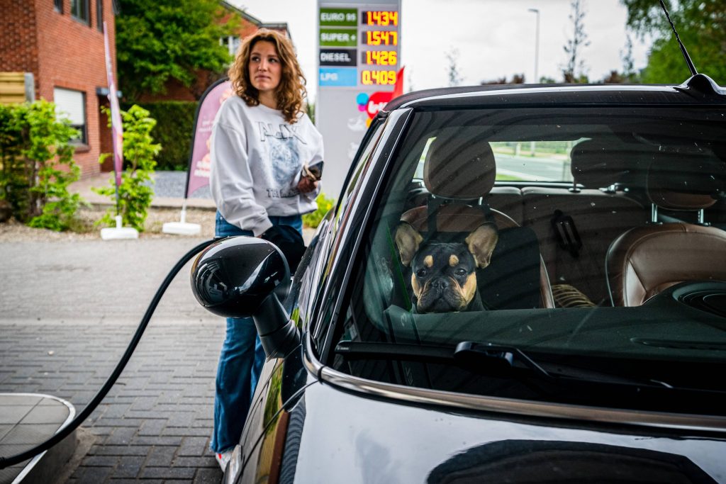 Frau Auto tanken Inflation benzin