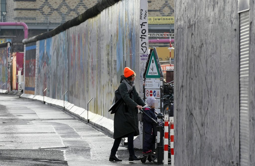 Frau Berliner Mauer