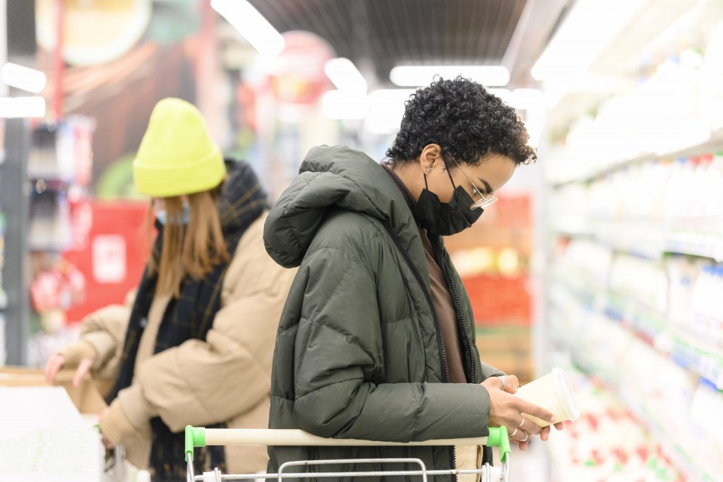 Frau im Supermarkt