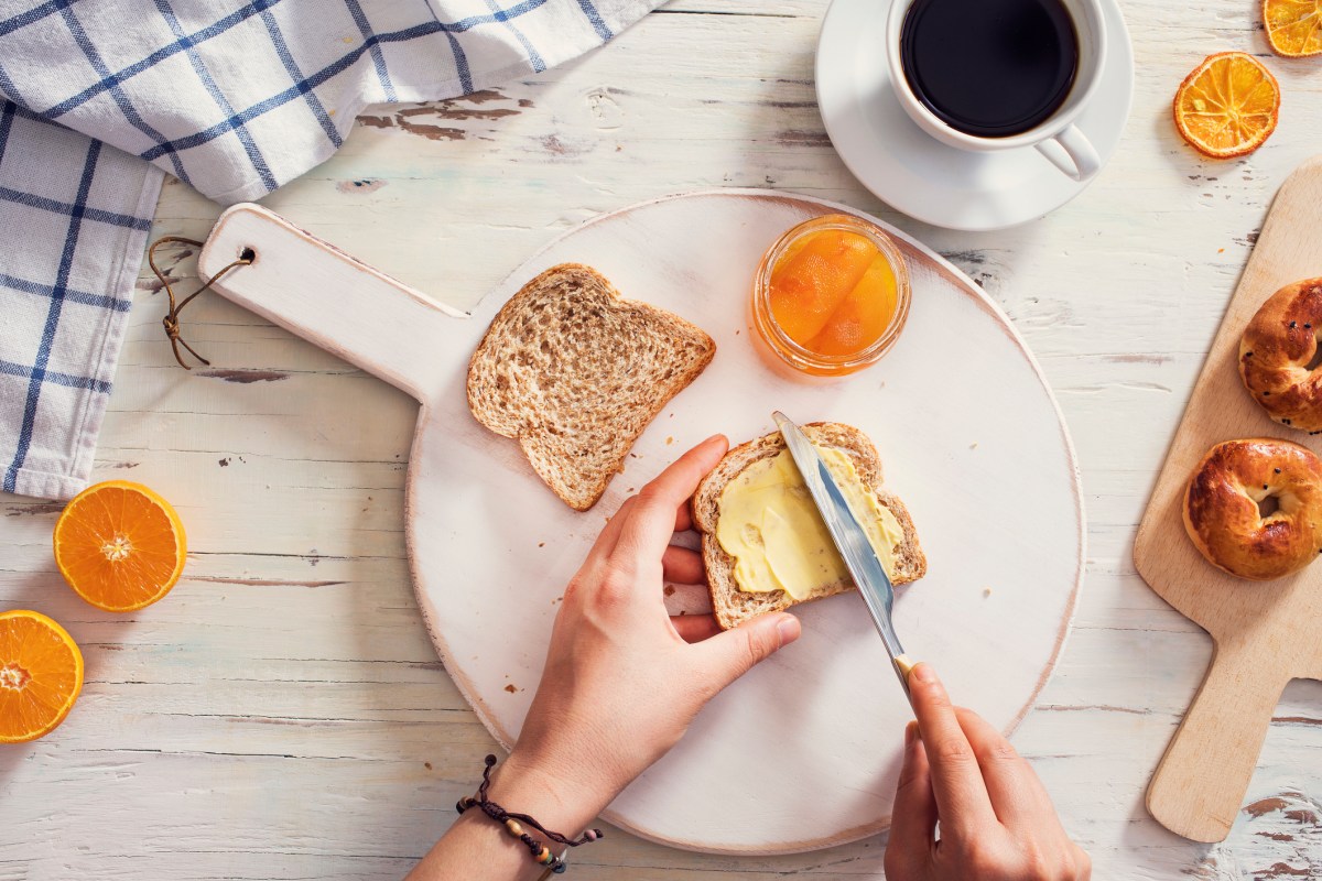 Butterbrot wird geschmiert