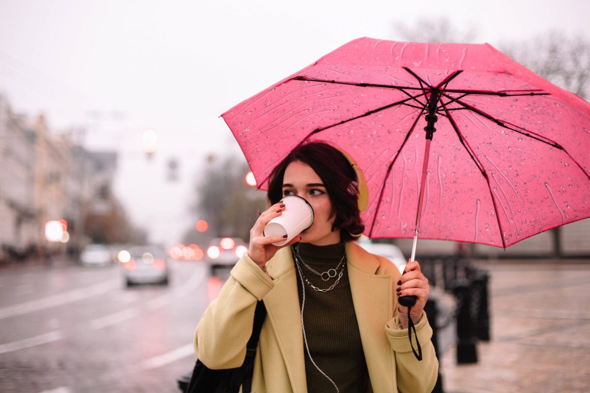 Frau trink magneschonenden Kaffee