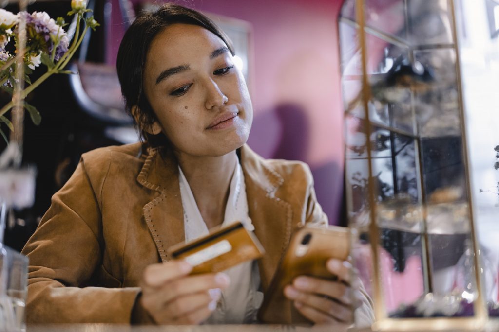 Wanita menunjukkan penyesuaian inflasi untuk kenaikan gaji