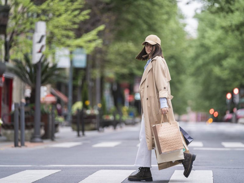 Frau Shopping Geld sparen im Alltag