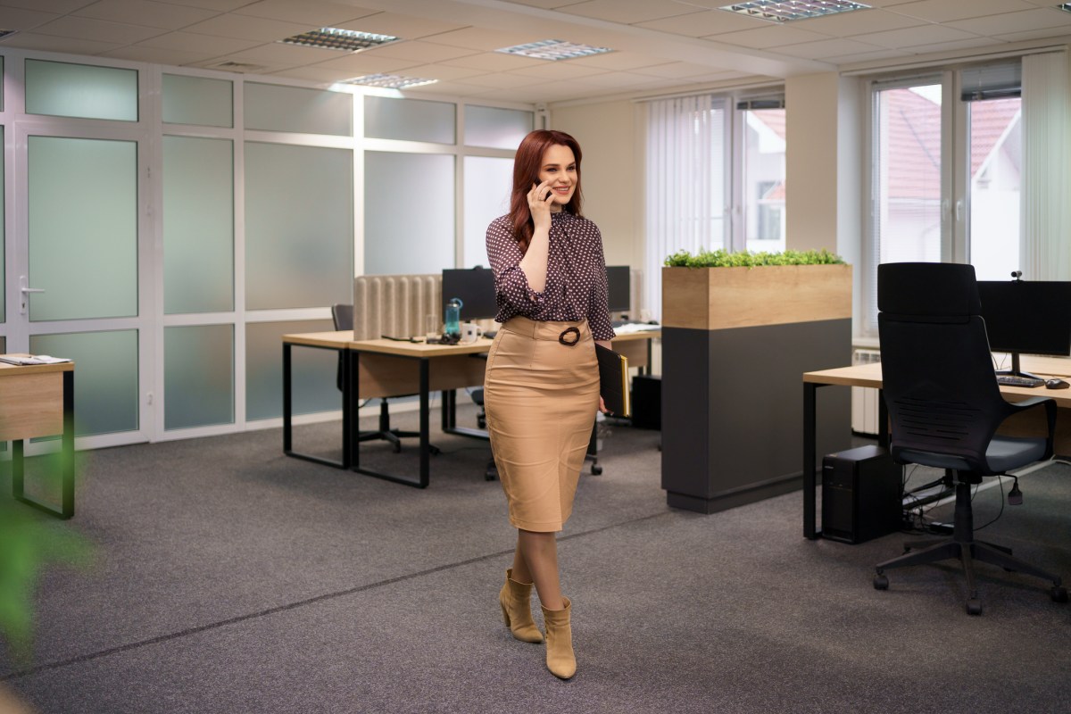 frau trägt lederrock im büro