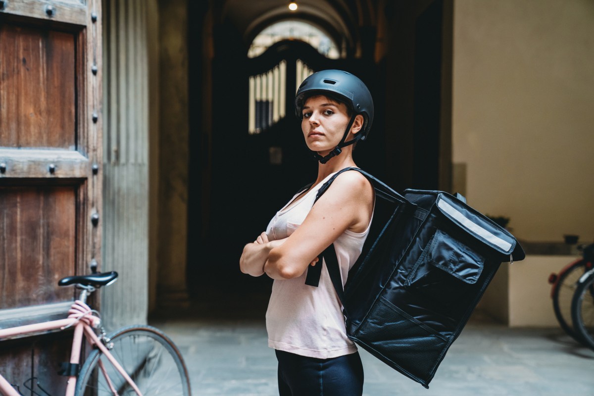 Fahrradkurier Nebenjo Frau Rucksack