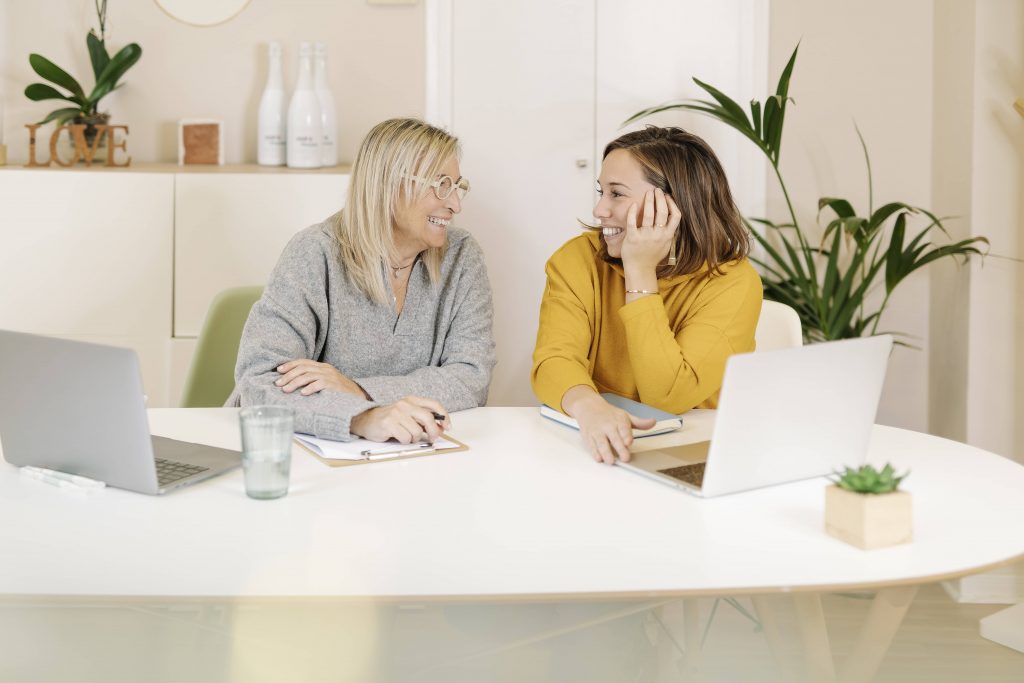 Zwei Frauen unterhalten sich 