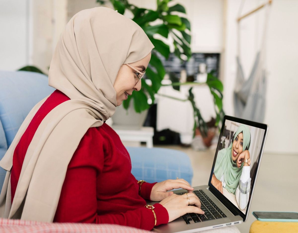Frau sitzt im Videogrepräch