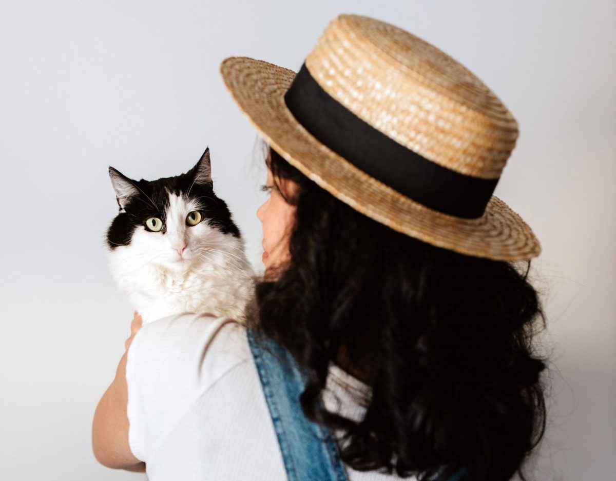 Frau mit Hut und Katze