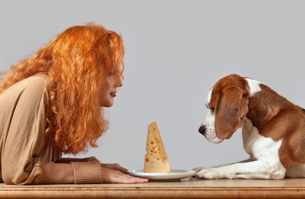 Frau mit Hund und Käse