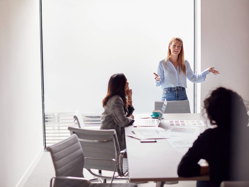 geschäftsfrau,meeting,zuhören,präsentation,businessfrau,businessfrauen,geschäftsfrauen,karrierefrau,karrierefrauen,managerin,managerinnen,unternehmerin,unternehmerinnen,besprechung,teambesprechung,teamgespräch,teamsitzung,anhören,präsentieren *** business woman,meeting,listening,presentation,boss,business women,executive,executives,leader,leaders,manager,feedback,listener,presentations mmq-zkw ,model released, Symbolfotofrau büro arbeit vortrag kollegen