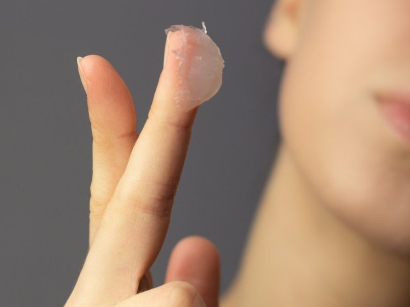 Beim "Slugging" trägt man eine dünne Schicht Vaseline auf die Haut auf.. © Anna Gawlik/Shutterstock.com