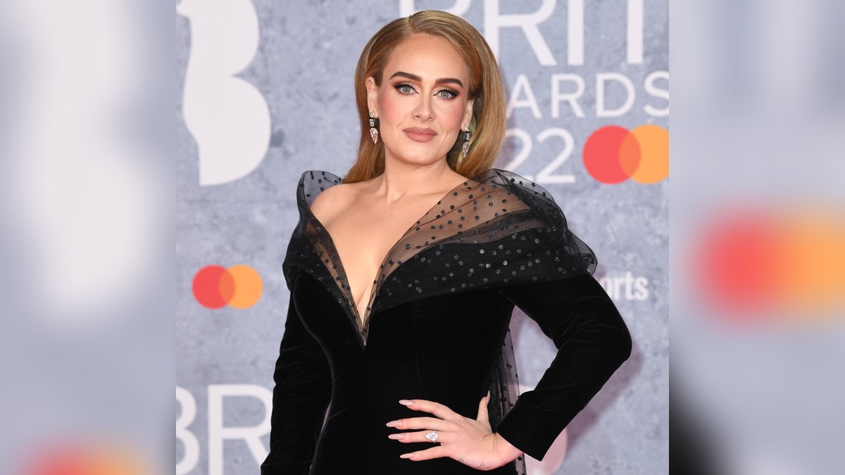 Adeles Glamour-Outfit bei den Brit Awards.. © imago/PA Images