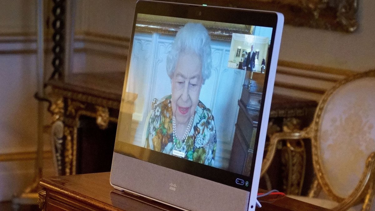 Queen Elizabeth II. während eines digitalen Treffens mit dem estnischen und spanischen Botschafter.. © Victoria Jones / POOL / AFP via Getty Images