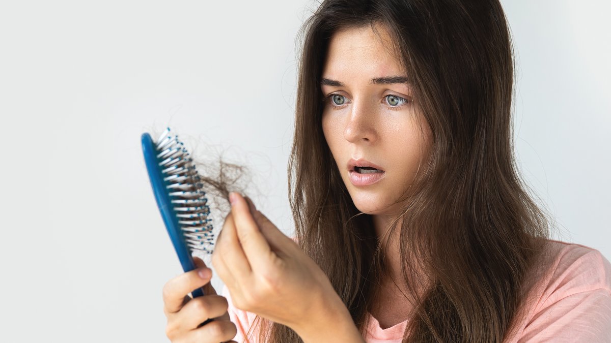 Frauen verlieren etwa 100 Haare pro Tag.. © BLACKDAY/Shutterstock.com