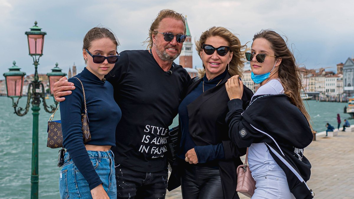Robert und Carmen Geiss mit ihren Töchtern Shania (l.) und Davina bei Dreharbeiten in Venedig.. © imago/wolf-sportfoto